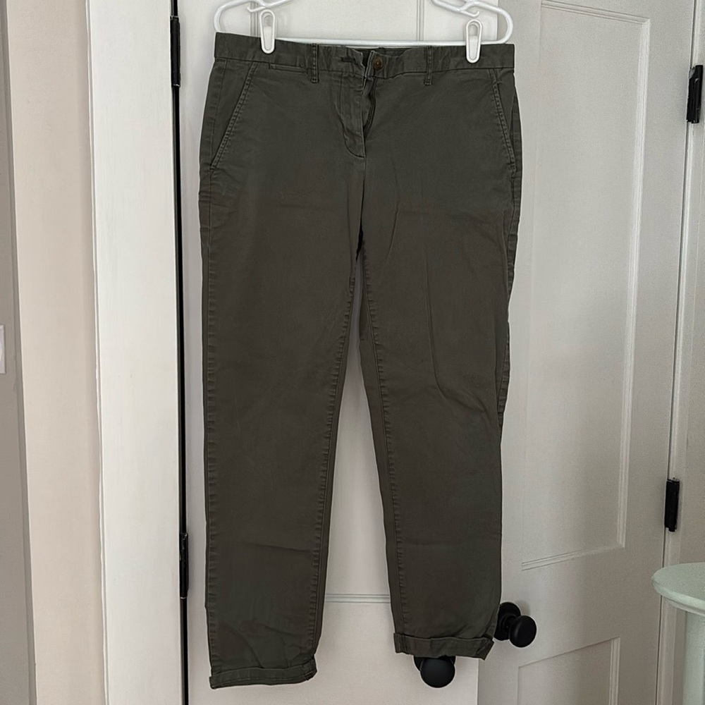 Gap < khaki pants